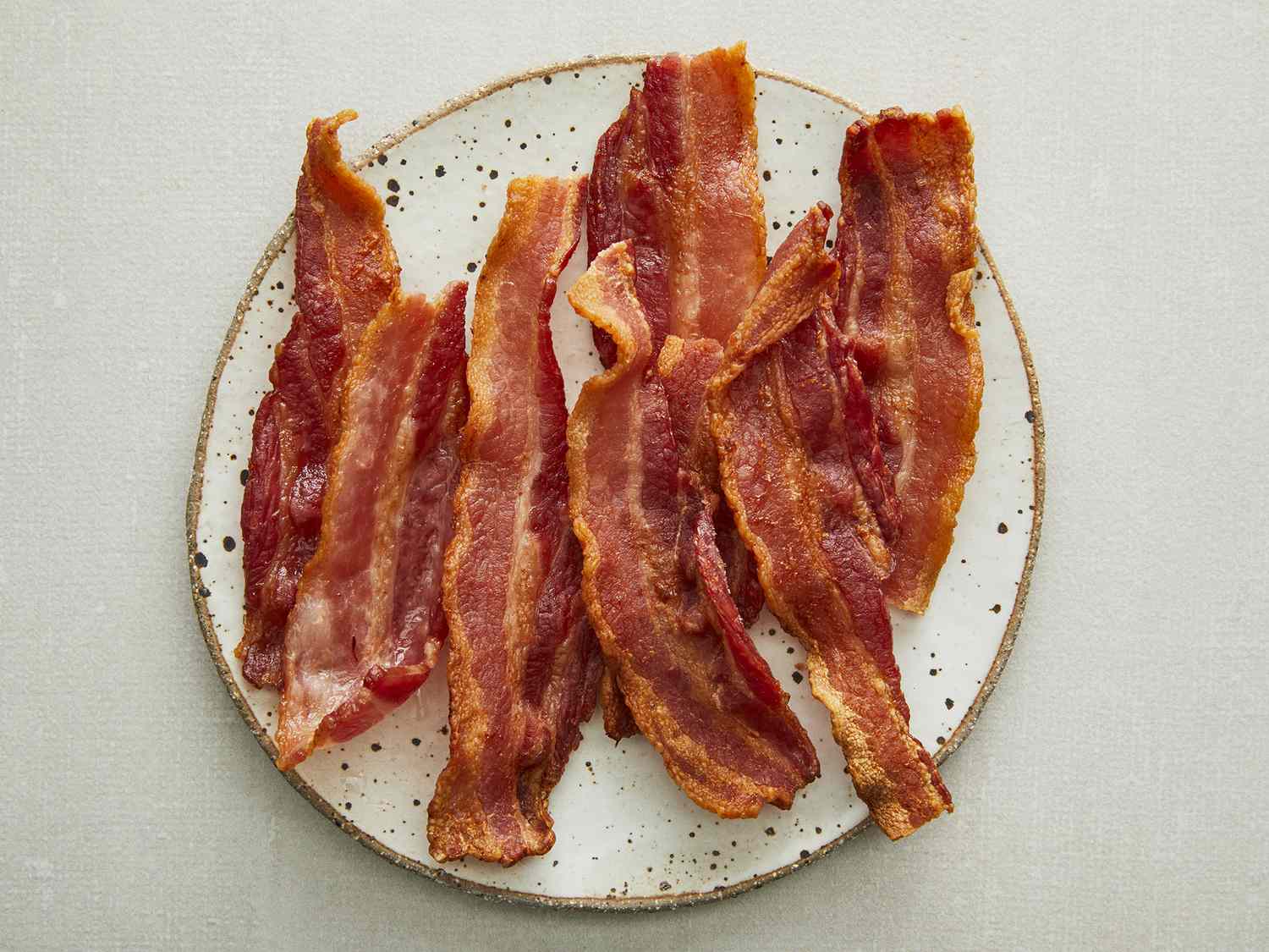 Sprøtt bacon i airfryer servert på kjøkkenpapir.