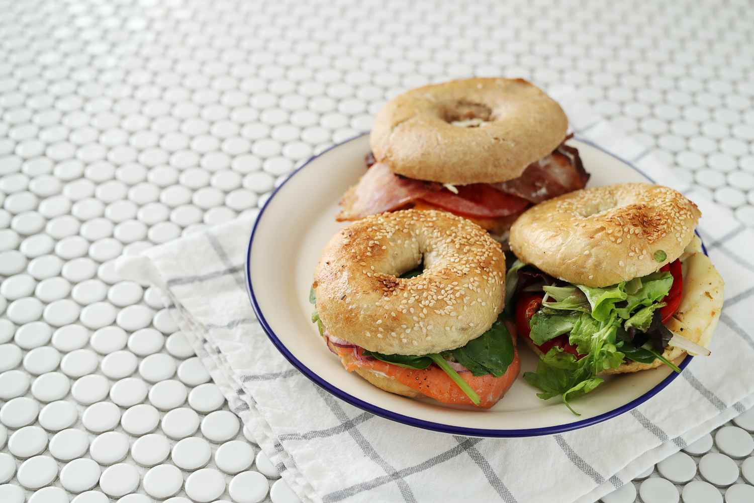 Ferdigstekte bagels i airfryer med sprø utside og ulike toppinger.