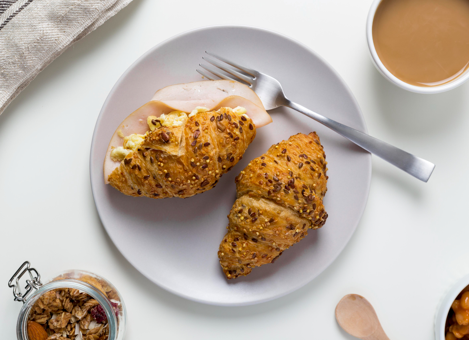 Sprø croissanter i airfryer, ferdigstekte og klare til servering.