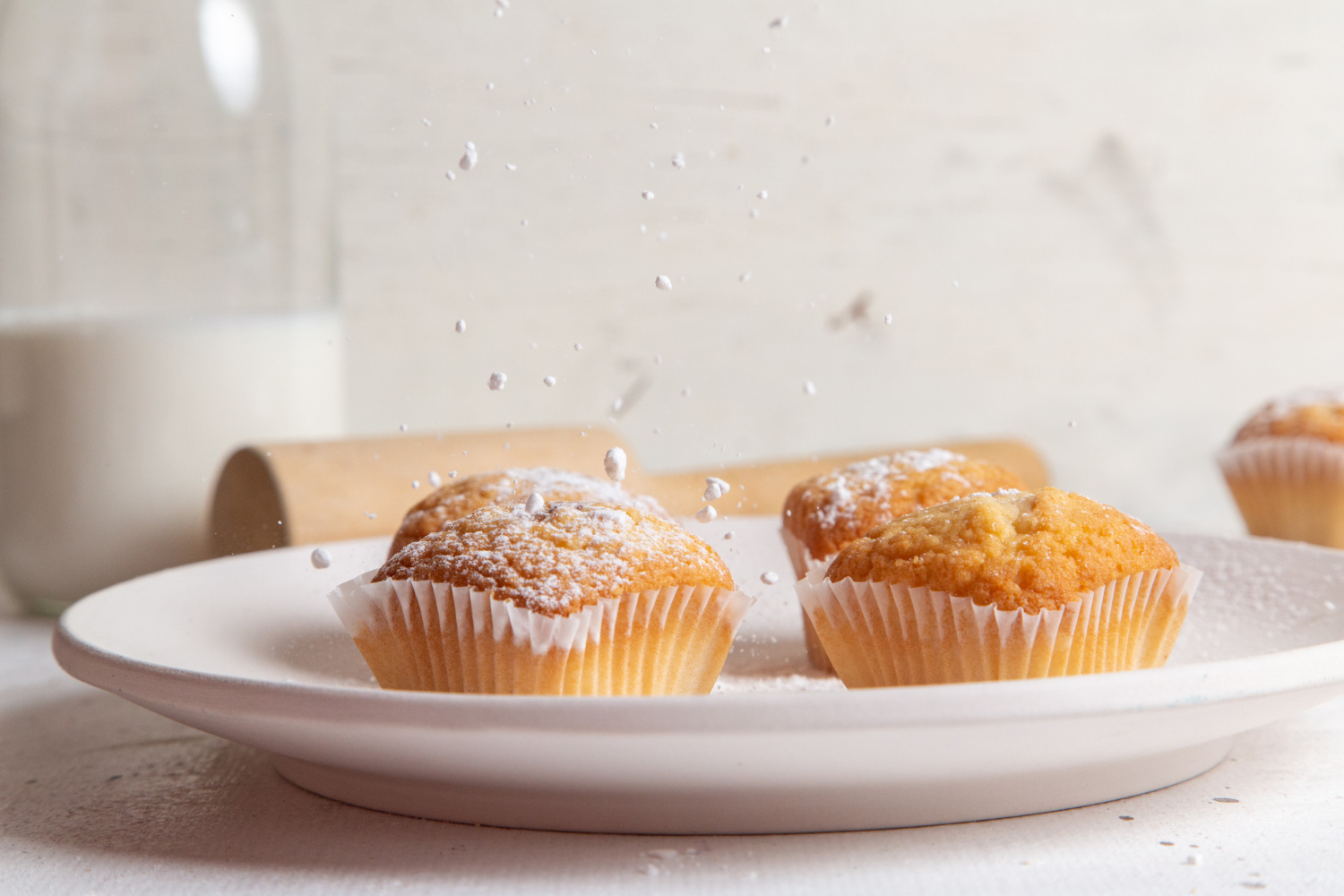 Cupcakes i airfryer – små kaker toppet med smørkrem og strøssel.