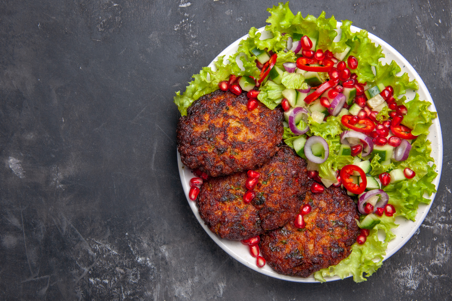 Sprø falafler laget i airfryer, servert med hummus og grønnsaker.