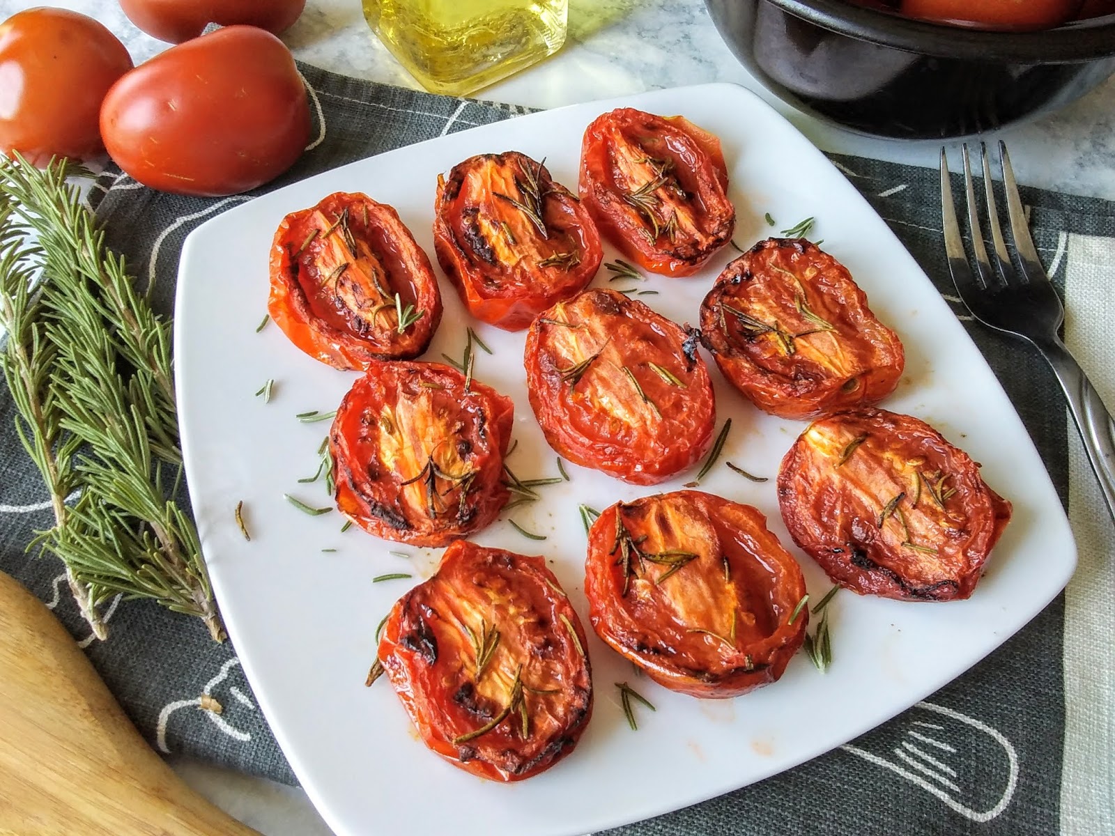 Grillede tomater i airfryer – myke og karamelliserte tomater med perfekt tekstur.