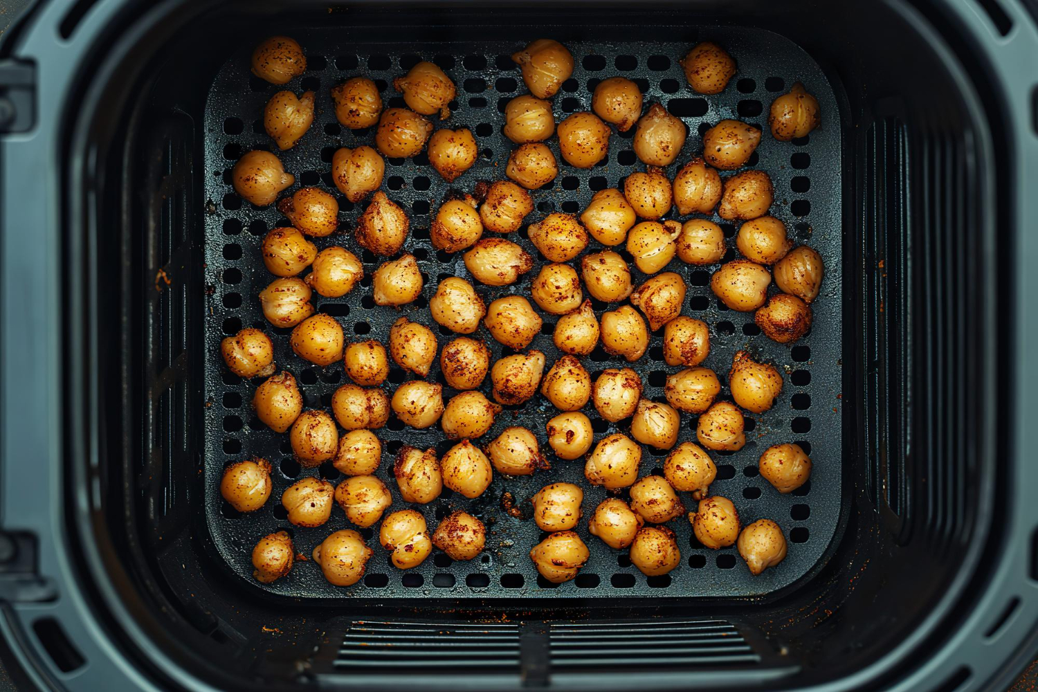 Sprø kikerter i airfryer servert i en skål.