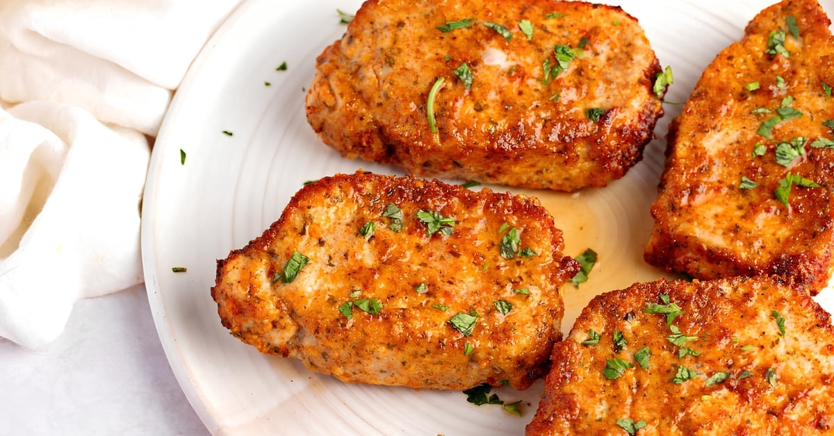 Koteletter i airfryer på et serveringsfat