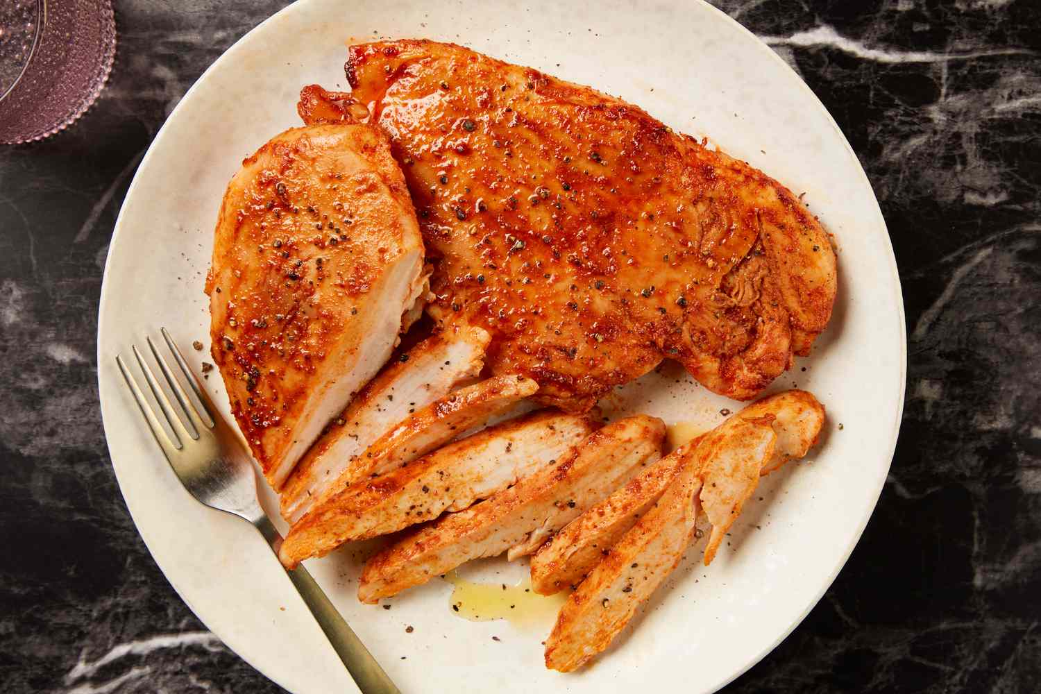 Kyllingbryst i airfryer servert med grønnsaker.