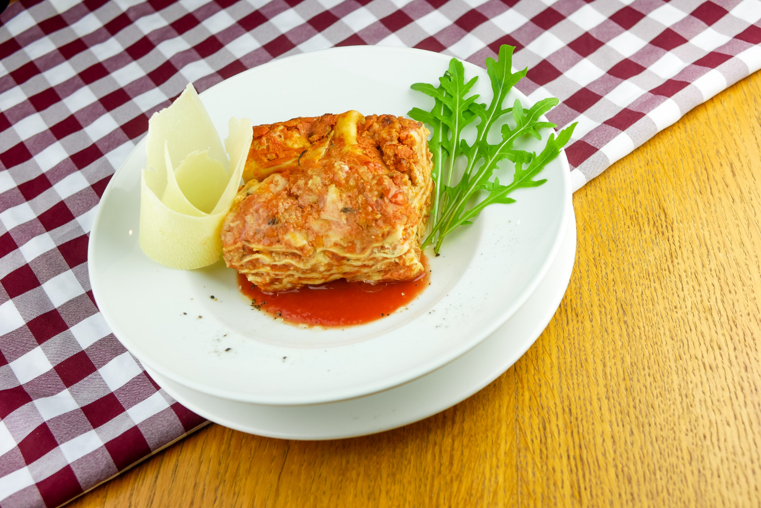 Lasagnette tilberedt i airfryer, servert med gylden ostetopping.
