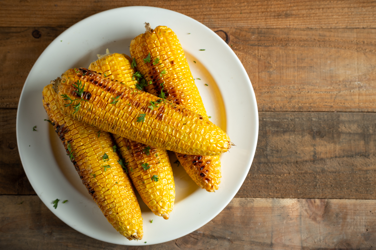 Maiskolbe i airfryer med gyllen og sprø overflate.