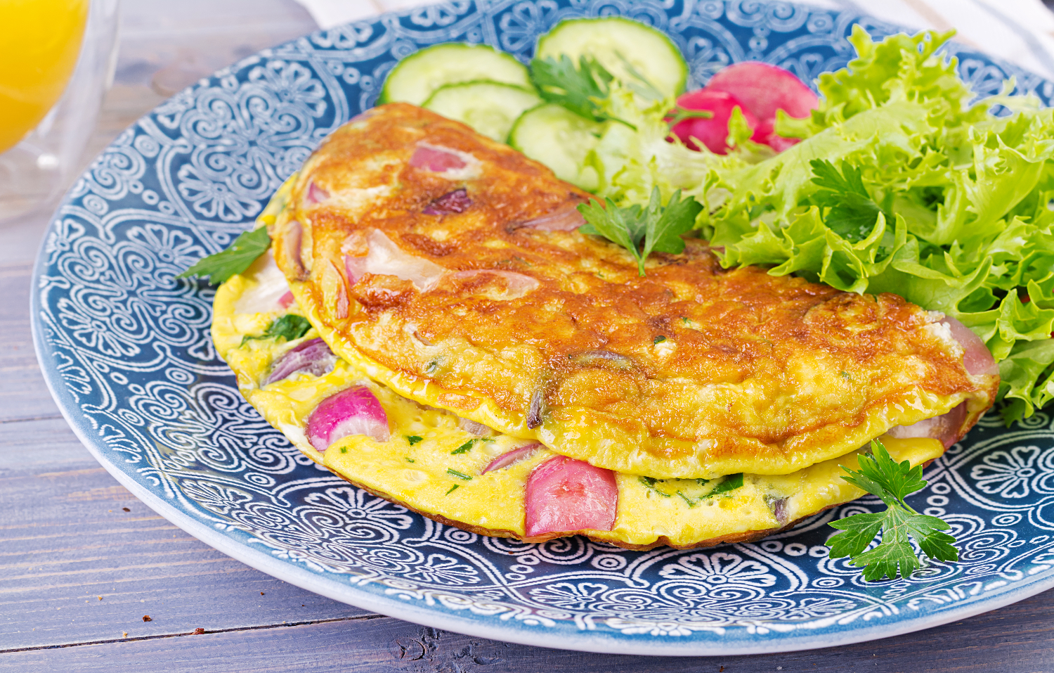 Luftig omelett tilberedt i airfryer, servert med salat.