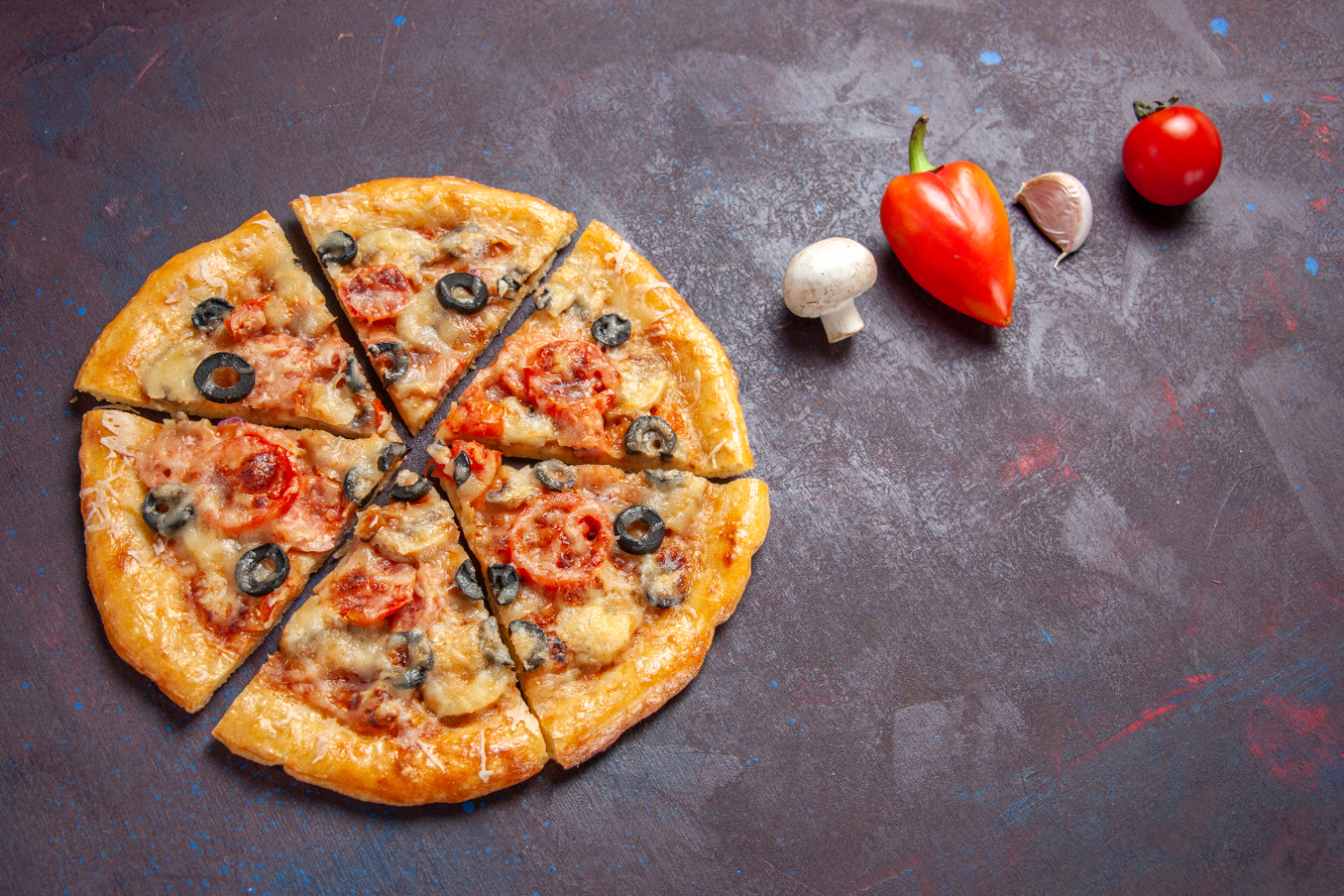 Hjemmelaget pizza tilberedt i airfryer med smeltet ost og pepperoni.