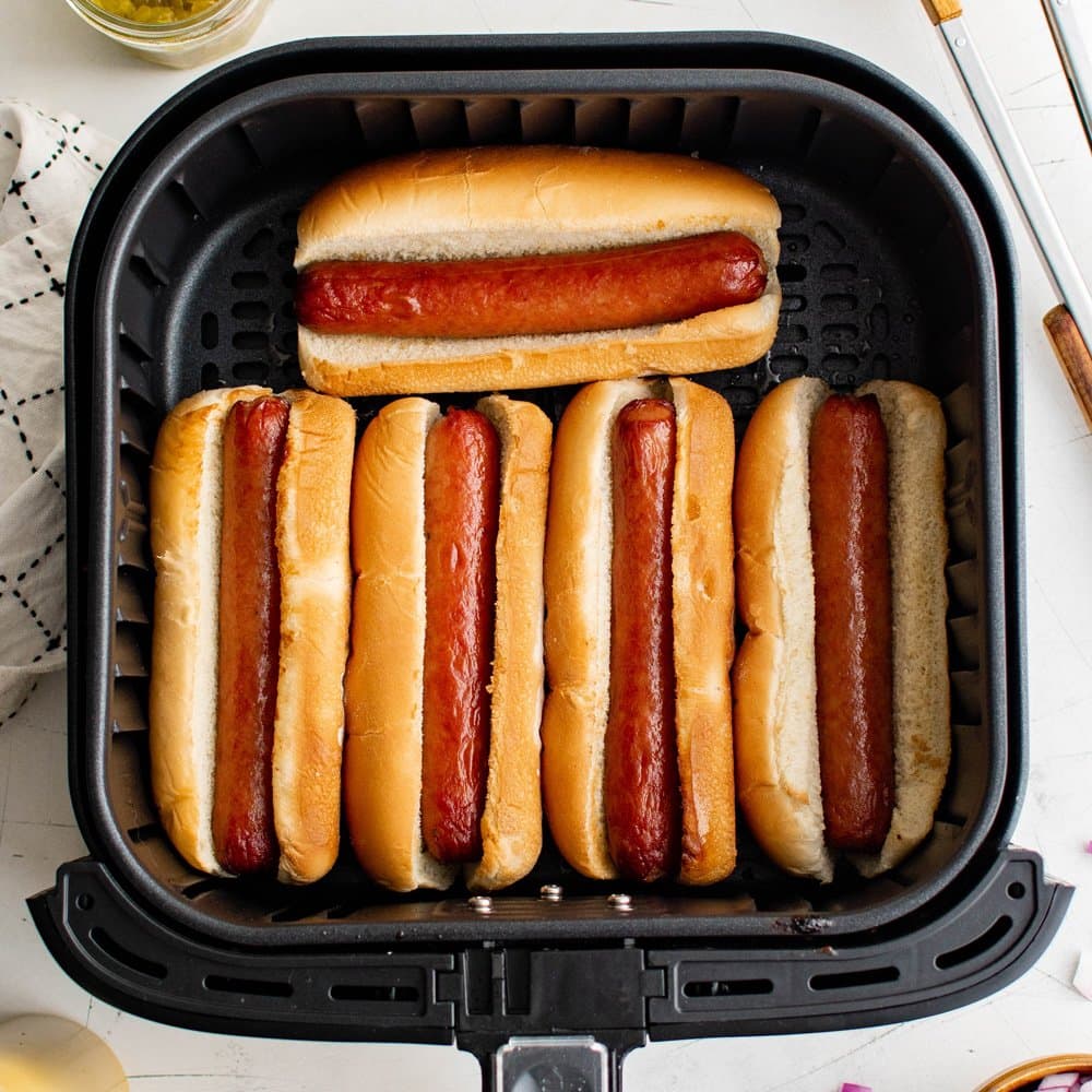 Sprø pølser tilberedt i airfryer, servert med lomper og sennep.