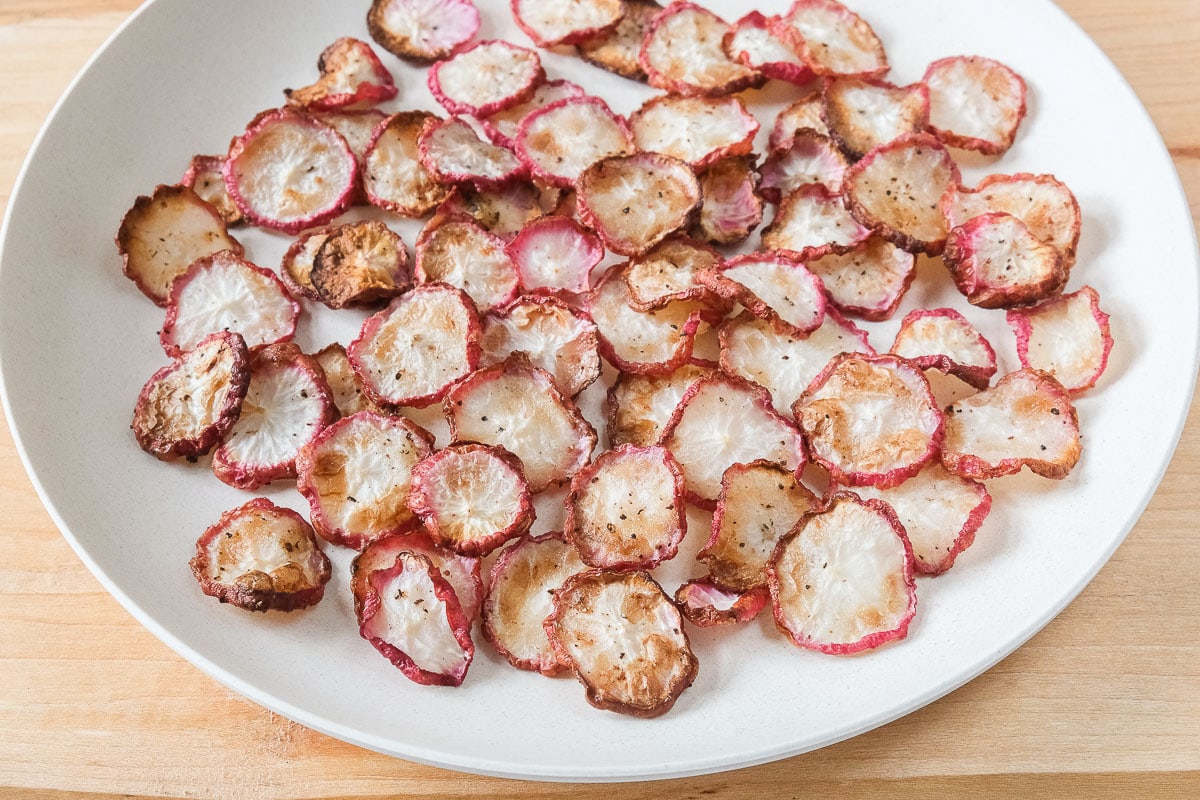 Sprø reddiker i airfryer på en tallerken