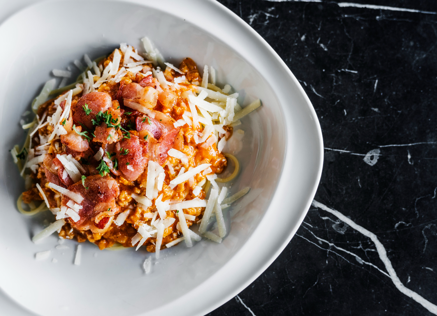 Risotto tilberedt i airfryer, servert med parmesan og urter.