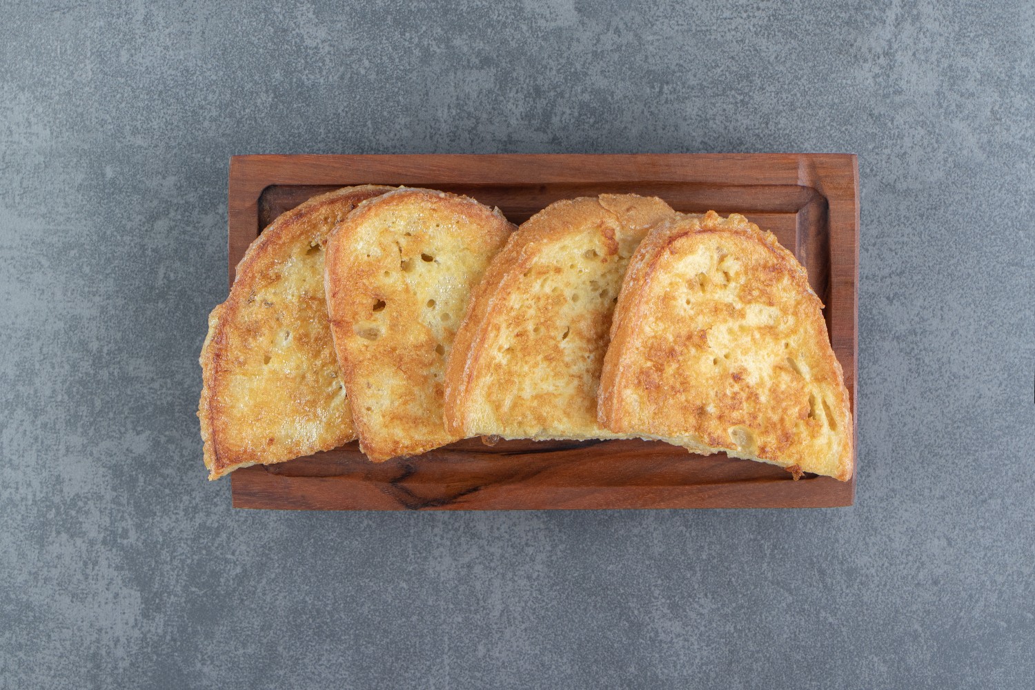Sprø toast laget i airfryer, servert med smeltet ost og skinke.