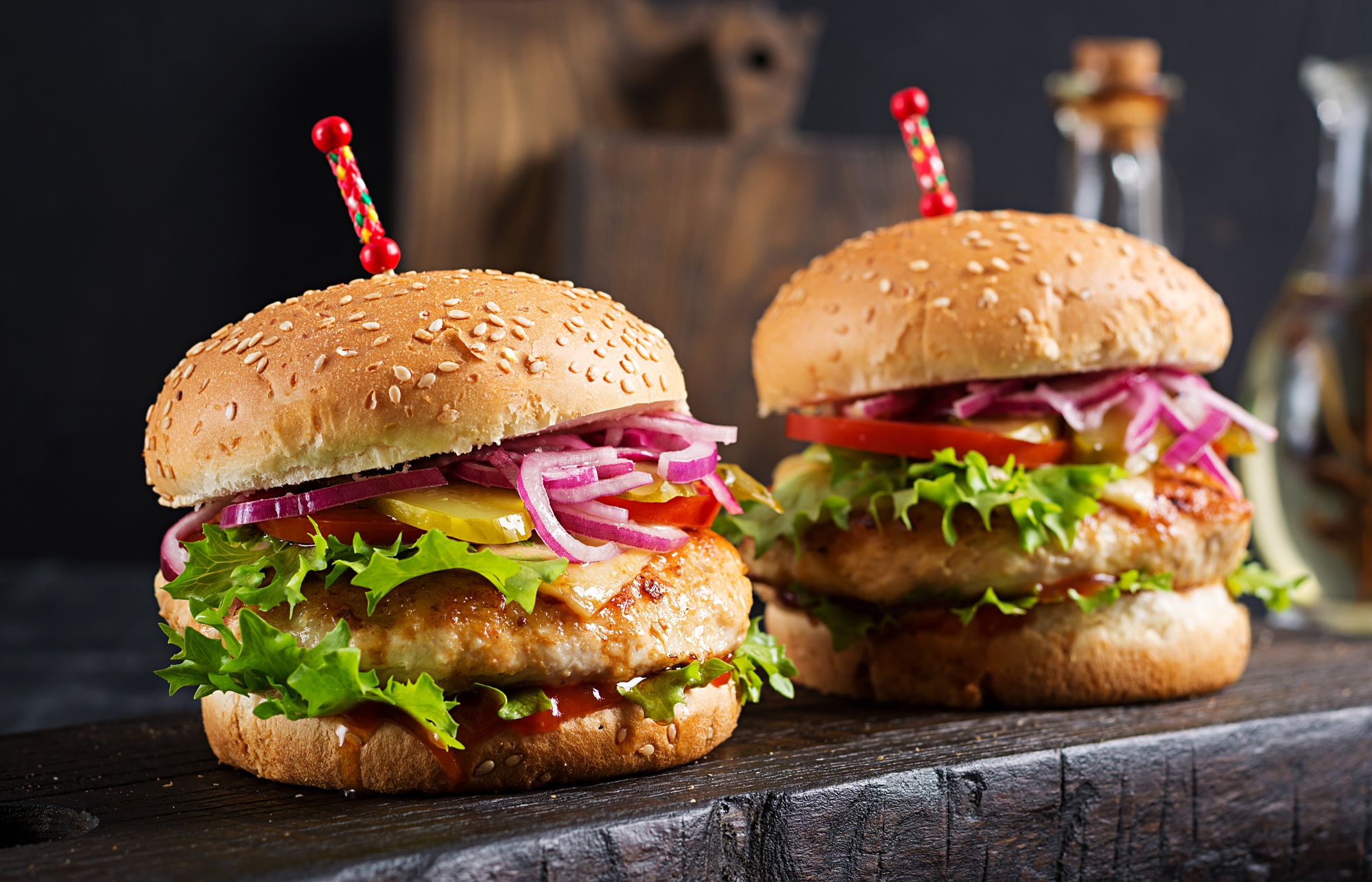 Kyllingburger tilberedt i airfryer, servert med hamburgerbrød, salat og dressing.