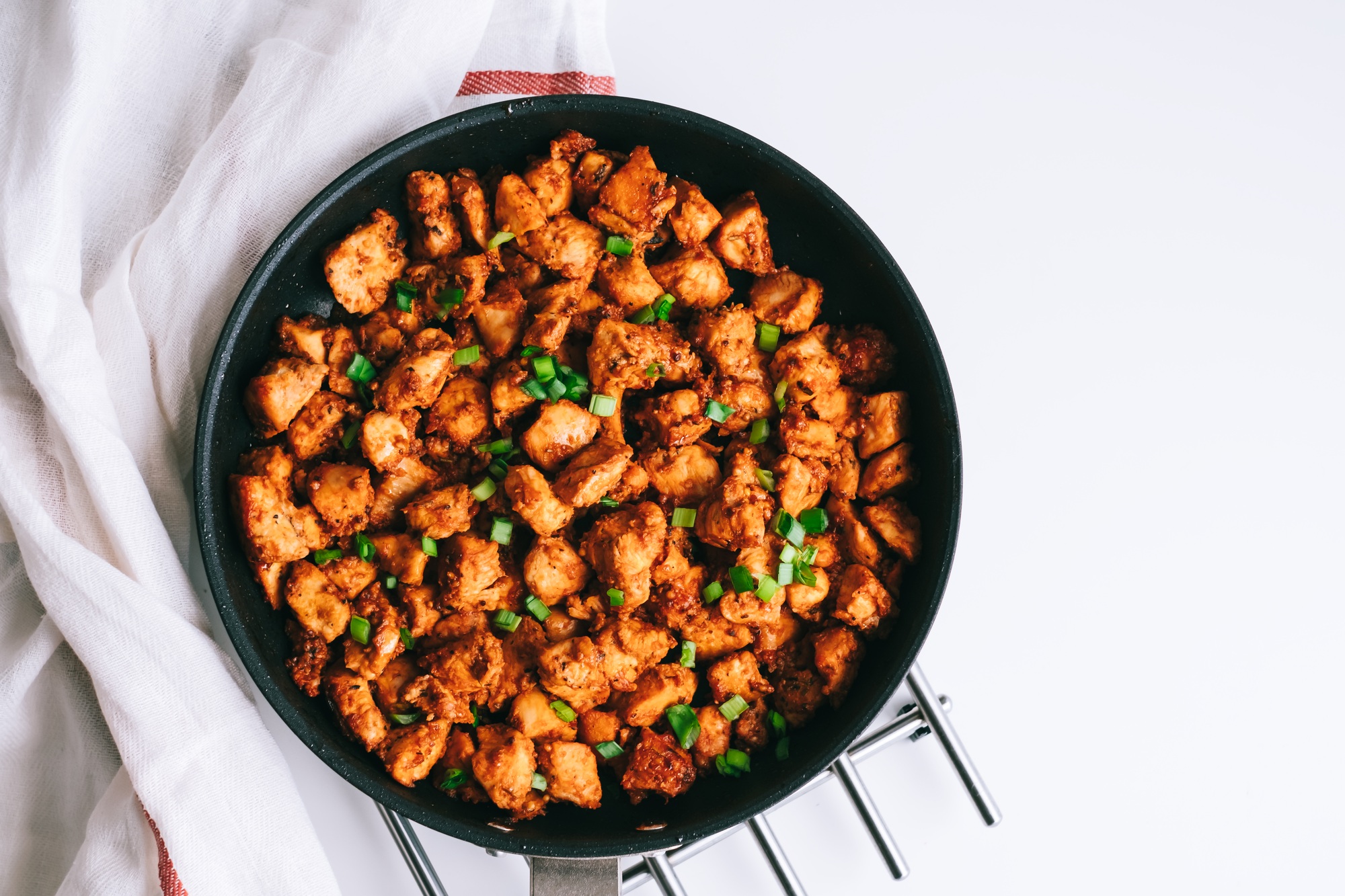 Kyllingterninger laget i airfryer, servert med salat og dipp.
