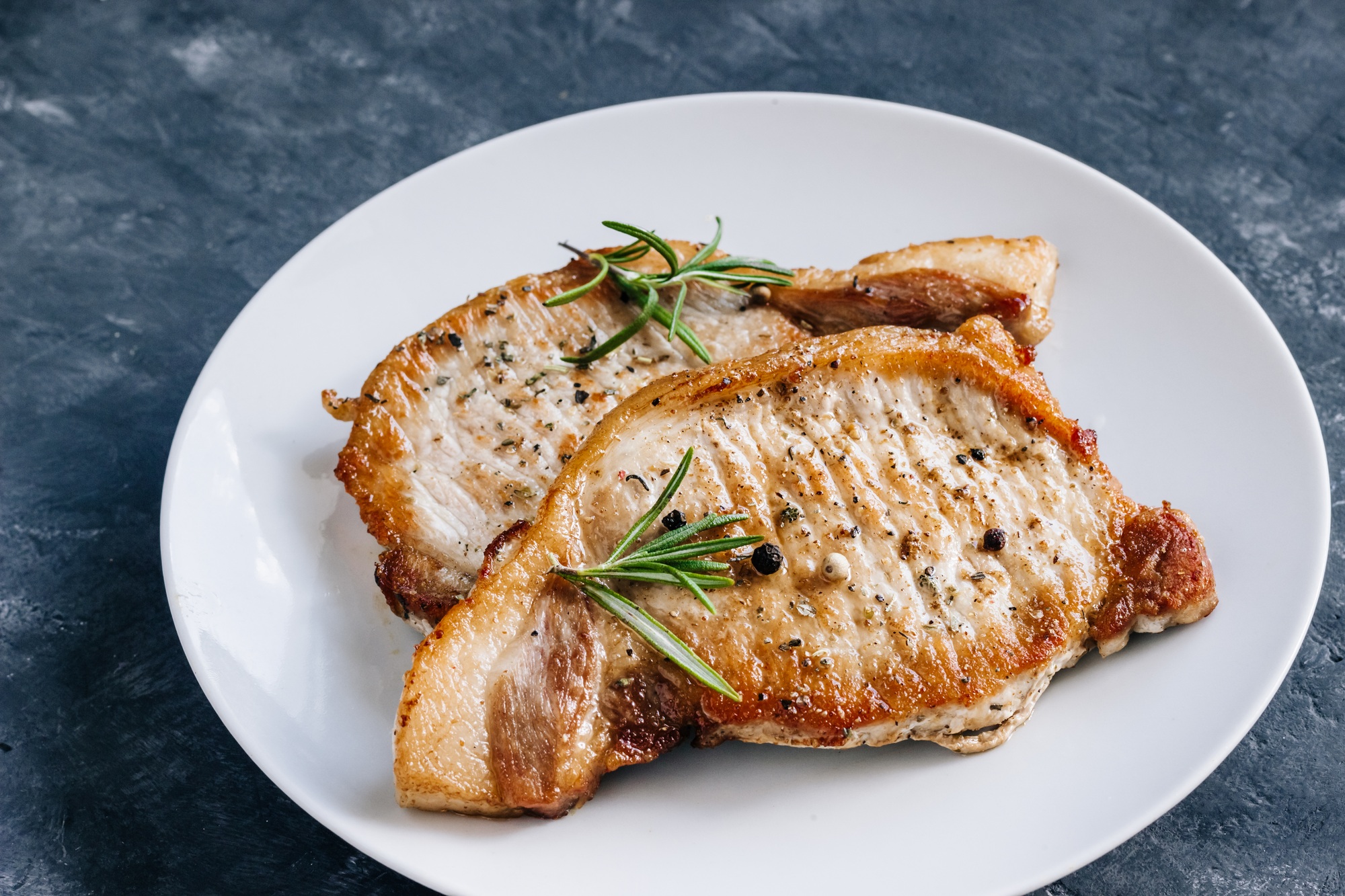 Ribberull tilberedt i airfryer, servert med poteter og surkål.