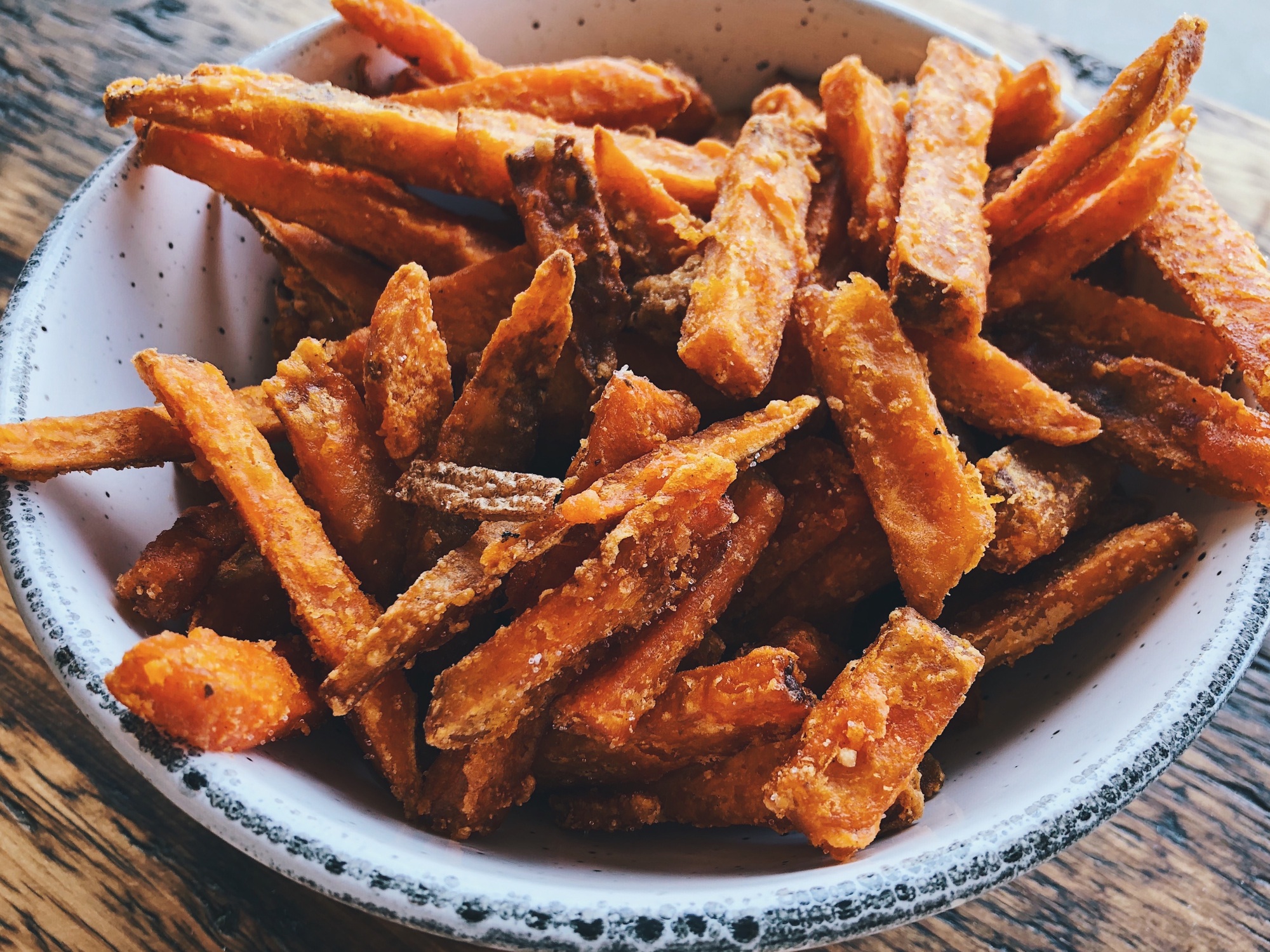 Søte potetfries i airfryer – sprø og smakfulle fries laget av søtpotet.